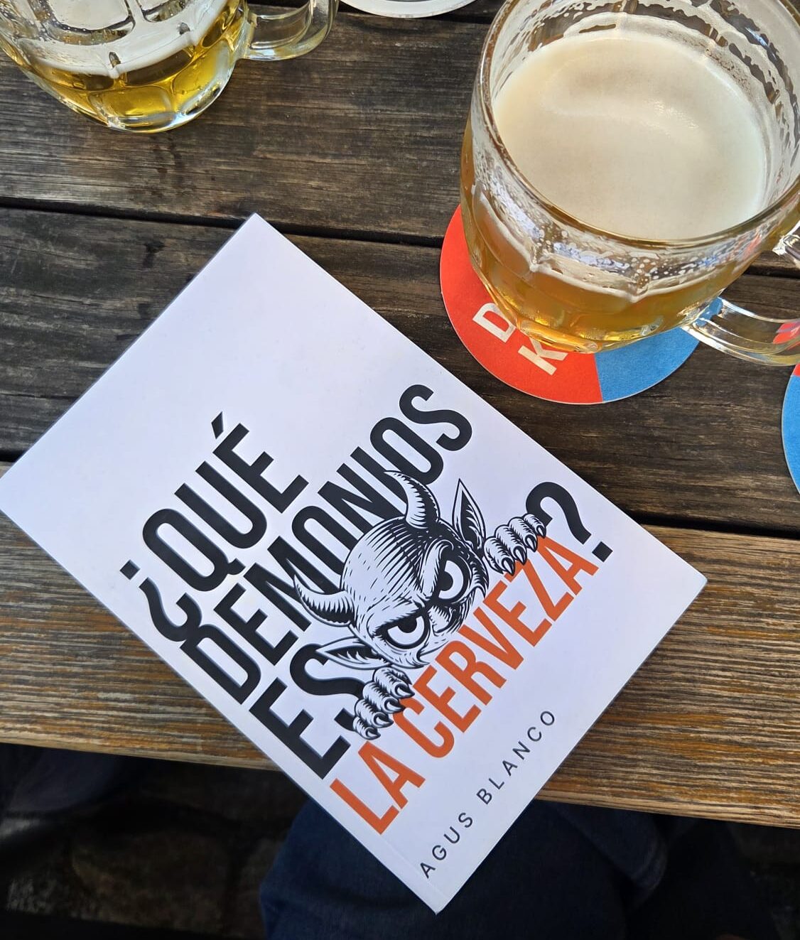 El libro ¿Qué demonios es la cerveza? de Agus Blanco junto a unas cervezas